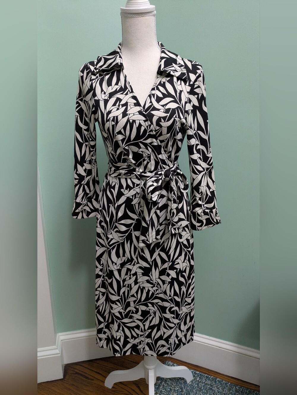 Diane von Furstenberg (DVF) Julian Laurel Leaf B&W Vintage Silk Wrap Dress, Sz 8